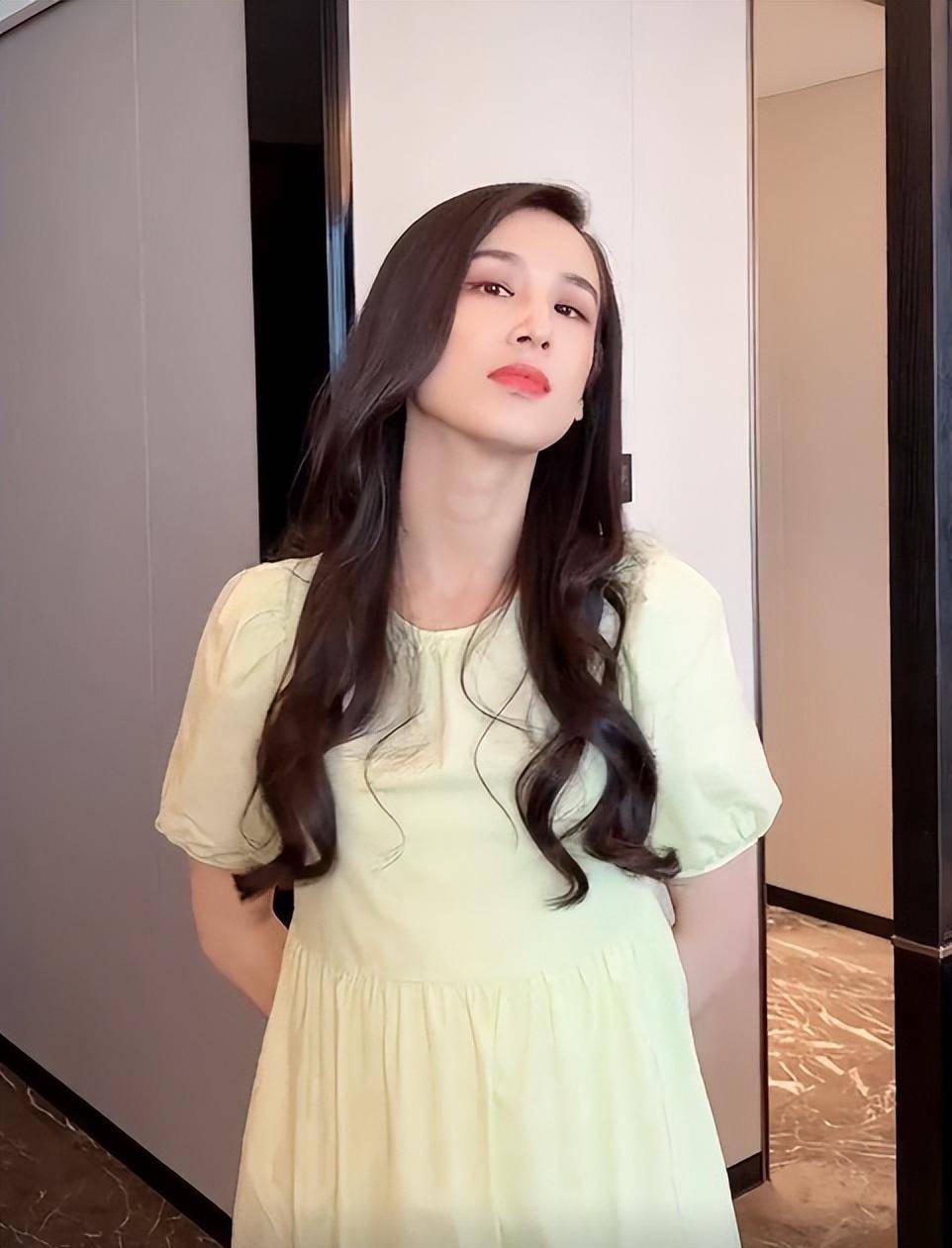 黄圣依晒和俩娃合照!