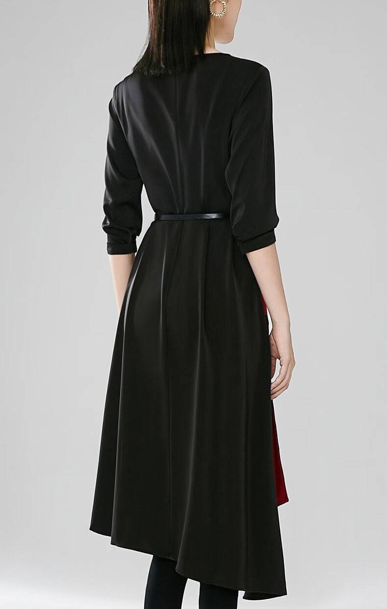 在颜色上,以纯黑色为主,点缀着一抹红色的个性组合,神秘冷艳之中又有