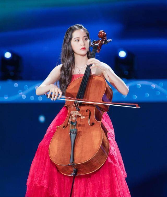 家境富裕,音乐天赋异禀,中国台女大提琴家演奏者,歌手,演员.