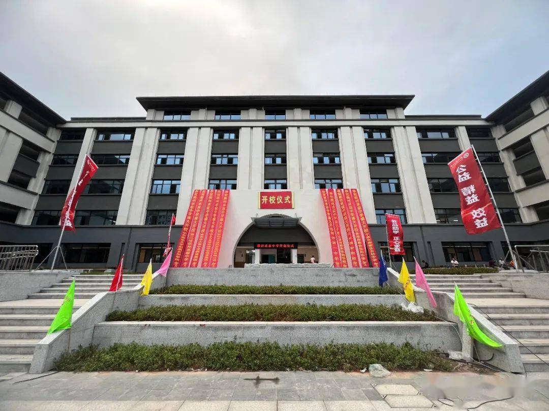 衢州求益中学学校依托中央美术学院教学研创成果,运用专业,规范,创新