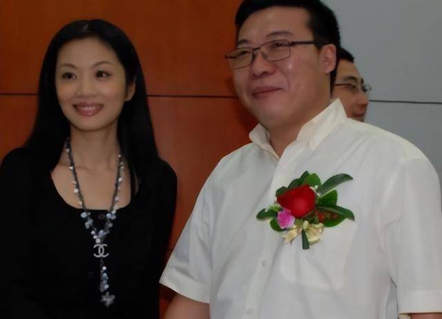 曾子墨:家境优越,嫁上司老公,却因不妥发言惹争议_黎辉_生活_言论