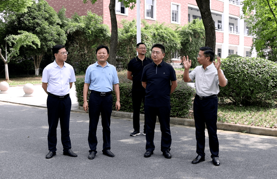 在镇江一中,除了巡视全校顺利开学,询问师生安全报到情况外,刘元良