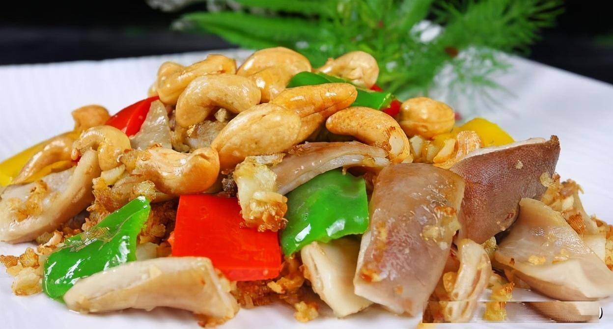 鲜沙姜爆猪肚3,净锅入油,三成热后下入洋葱条煸香后下入胡萝卜片,煸至