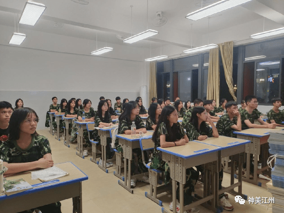 崇左市江州区高级中学观看《开学第一课》_节目_微观世界_时代