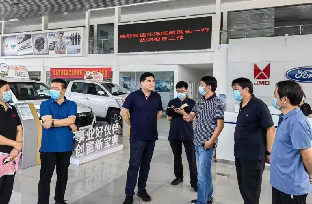 每到一处,赵现科与企业负责人深入交谈,详细了解一揽