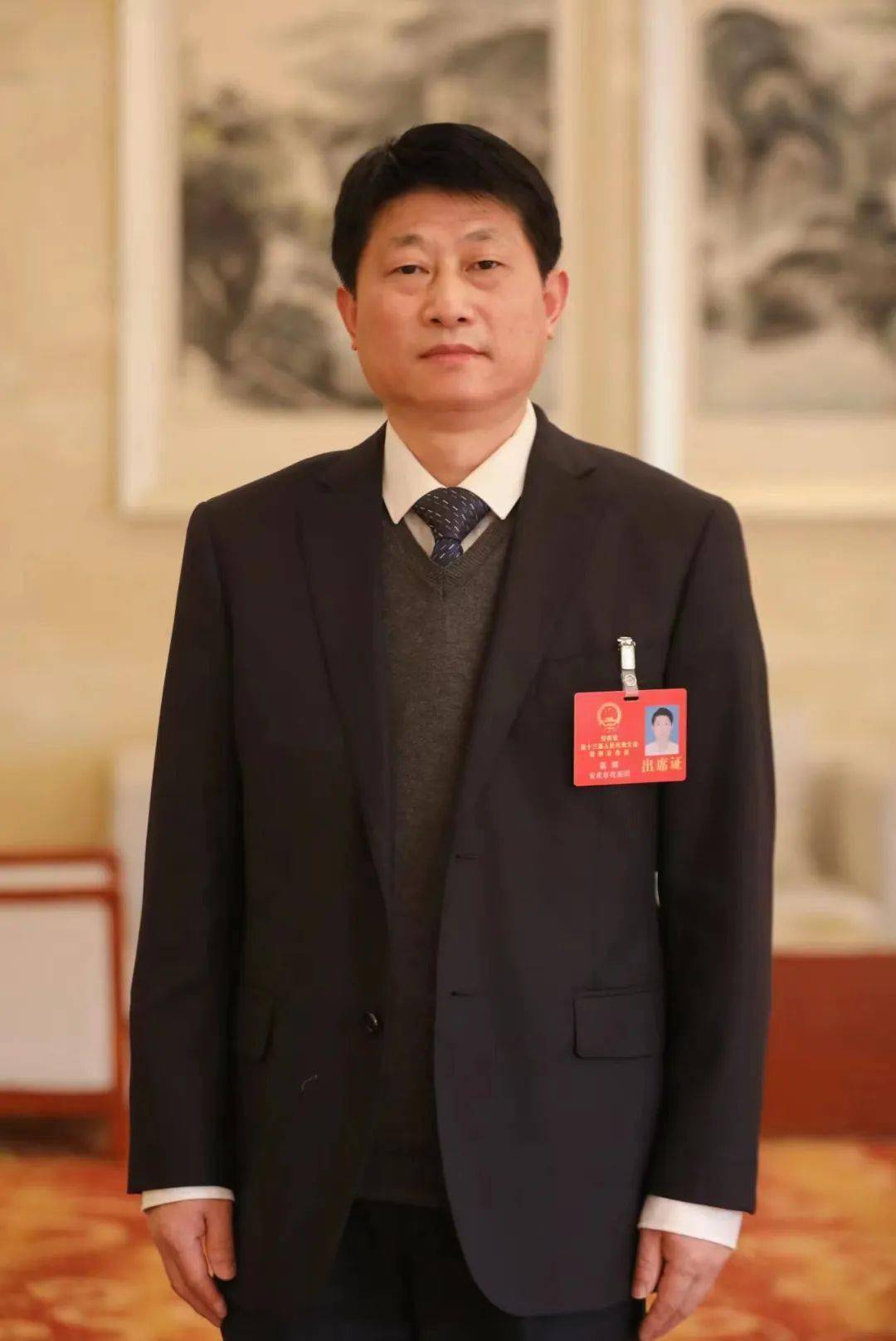 日前,《纺织服装周刊》记者专访了望江县委书记霍辉