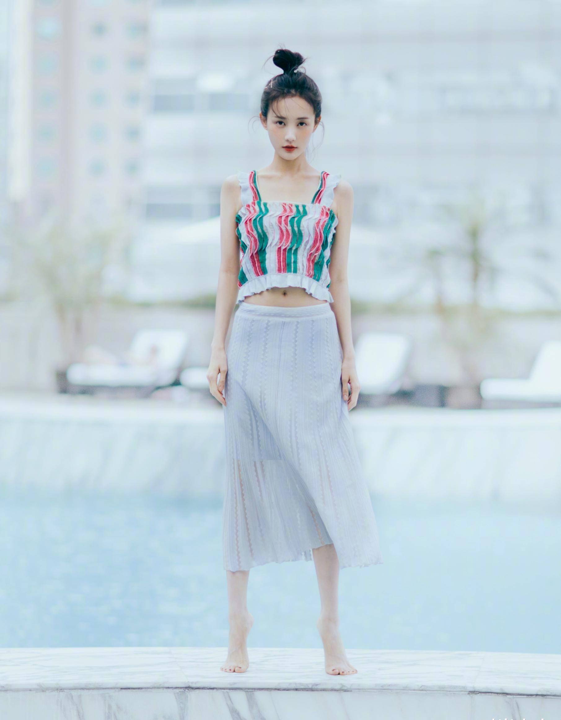 露出的小蛮腰体现出纤细好身材,高高的丸子头愈发清新减龄.