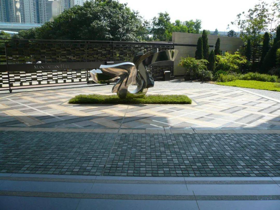 花园相互带动,有一个很大的入口竖向对景元素,从而整体来打造入口广场