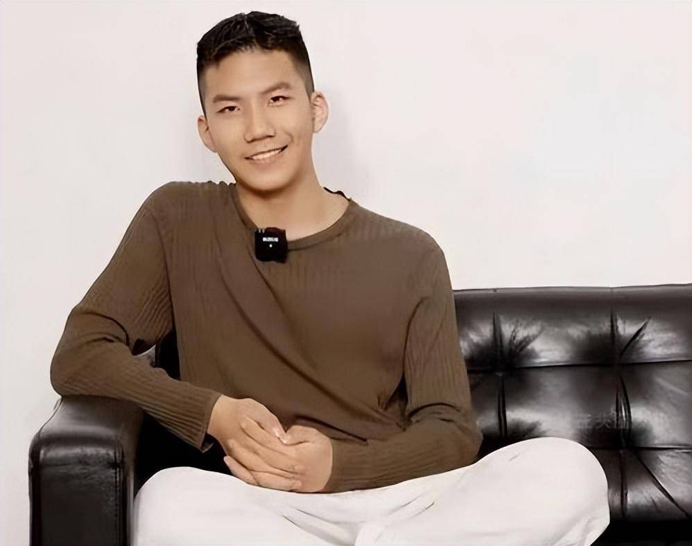 曝14岁胡皓康和胡先煦对比照,不同画风差别大,网友关注点在脚上_康康