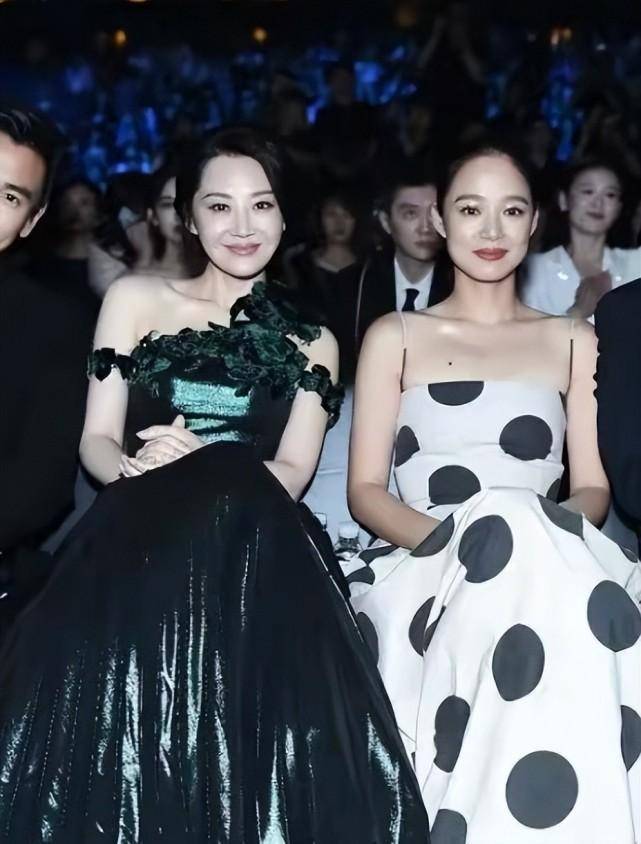 53岁许晴和43岁周韵同台,穿百褶裙妩媚性感,原来美和年龄没关系