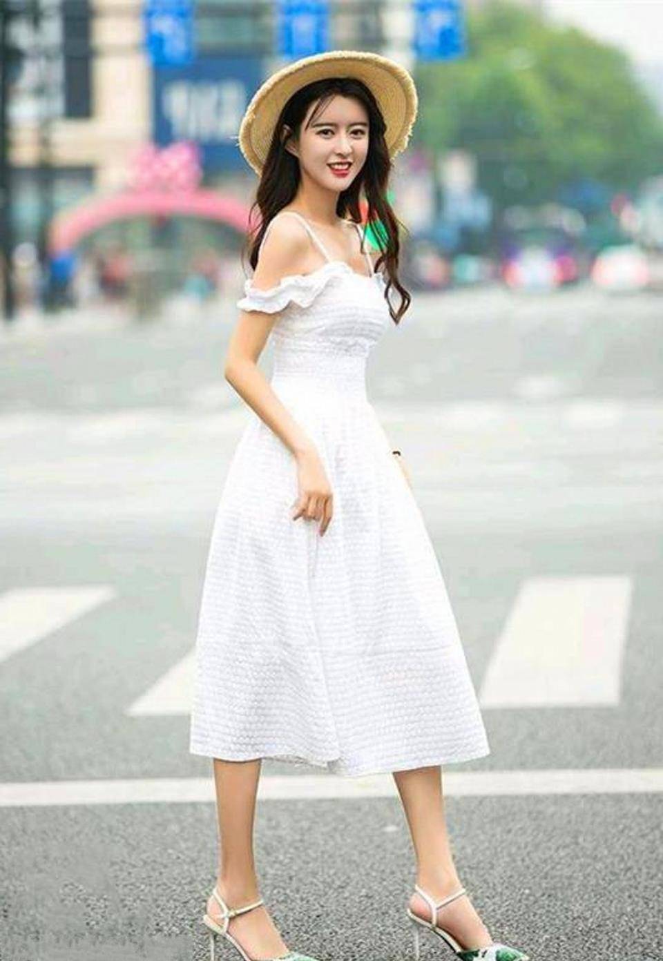 路人街拍,小姐姐优雅靓丽,穿黑色的修身背心,凸显好身材_衣服_女生