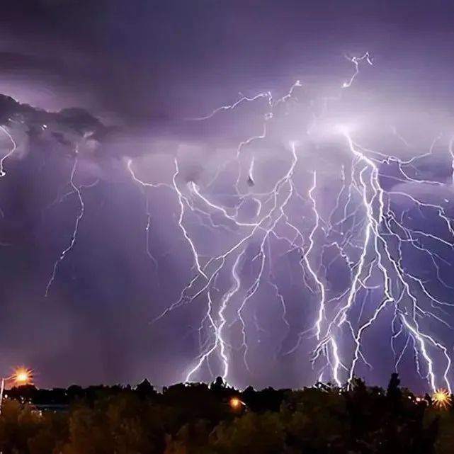 俄克拉荷马雷霆球员表现亮眼 新星闪耀攻防两端展现冠军潜力