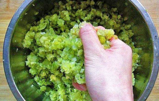 冬天到了,看我家是怎么做芹菜猪肉饺子馅的,减少芹菜出水_方法_水分