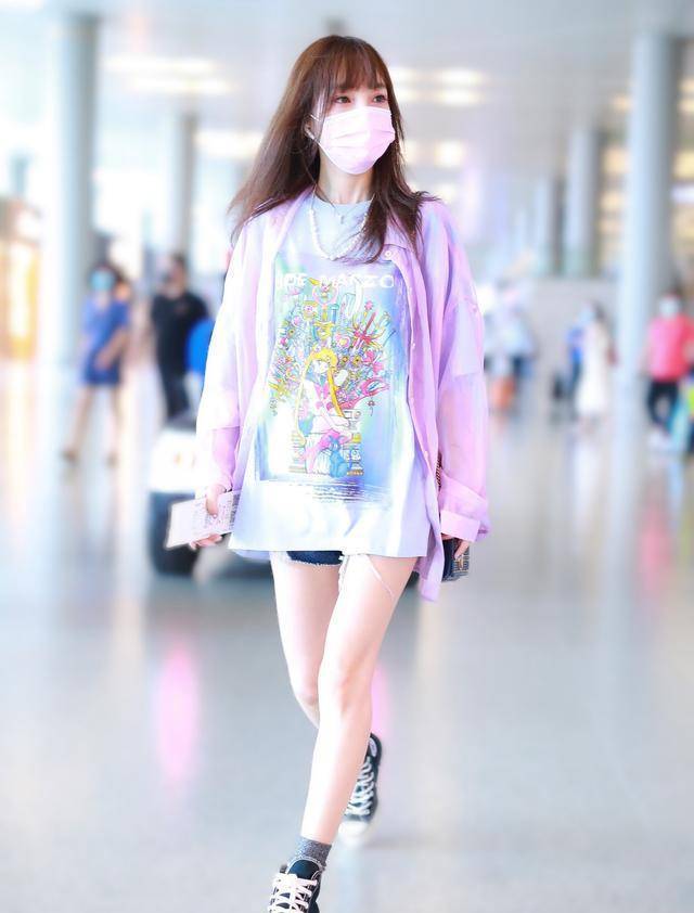 李小璐少女心真重,穿美少女t恤还不够,还要配一个同款手机壳!