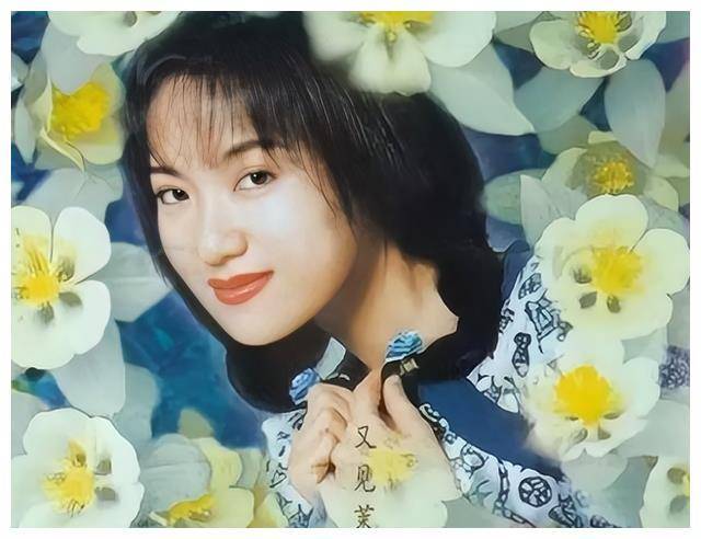 当时,周艳泓凭借着一首《又见茉莉花》爆红,25岁在天津开起了演唱会.