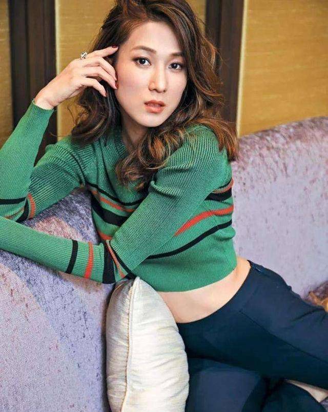 钟嘉欣身材太赞了,穿紧身低领背心秀出事业线,魅力爆棚_时尚_上衣