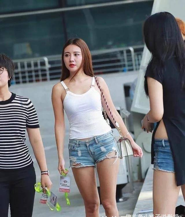 超短牛仔裤 白色吊带小背心,潮流美女真会搭配!_身材_进行_腰身