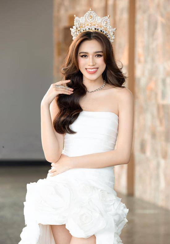 越南世界小姐穿着婚纱,那效果就是不一样_范香_身材_tien