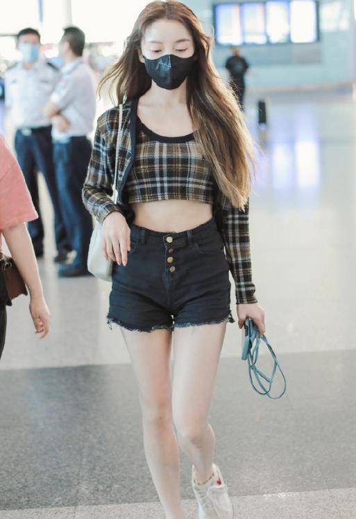 42岁刘孜衣品再升级,极简背心配牛仔裤秀出自律身材,简直惹眼_气质_吴