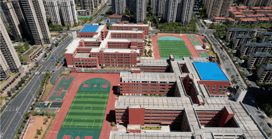 白鹤菱溪小学和菱溪中学教育方面,更是可圈可点,自带一所幼儿园,项目