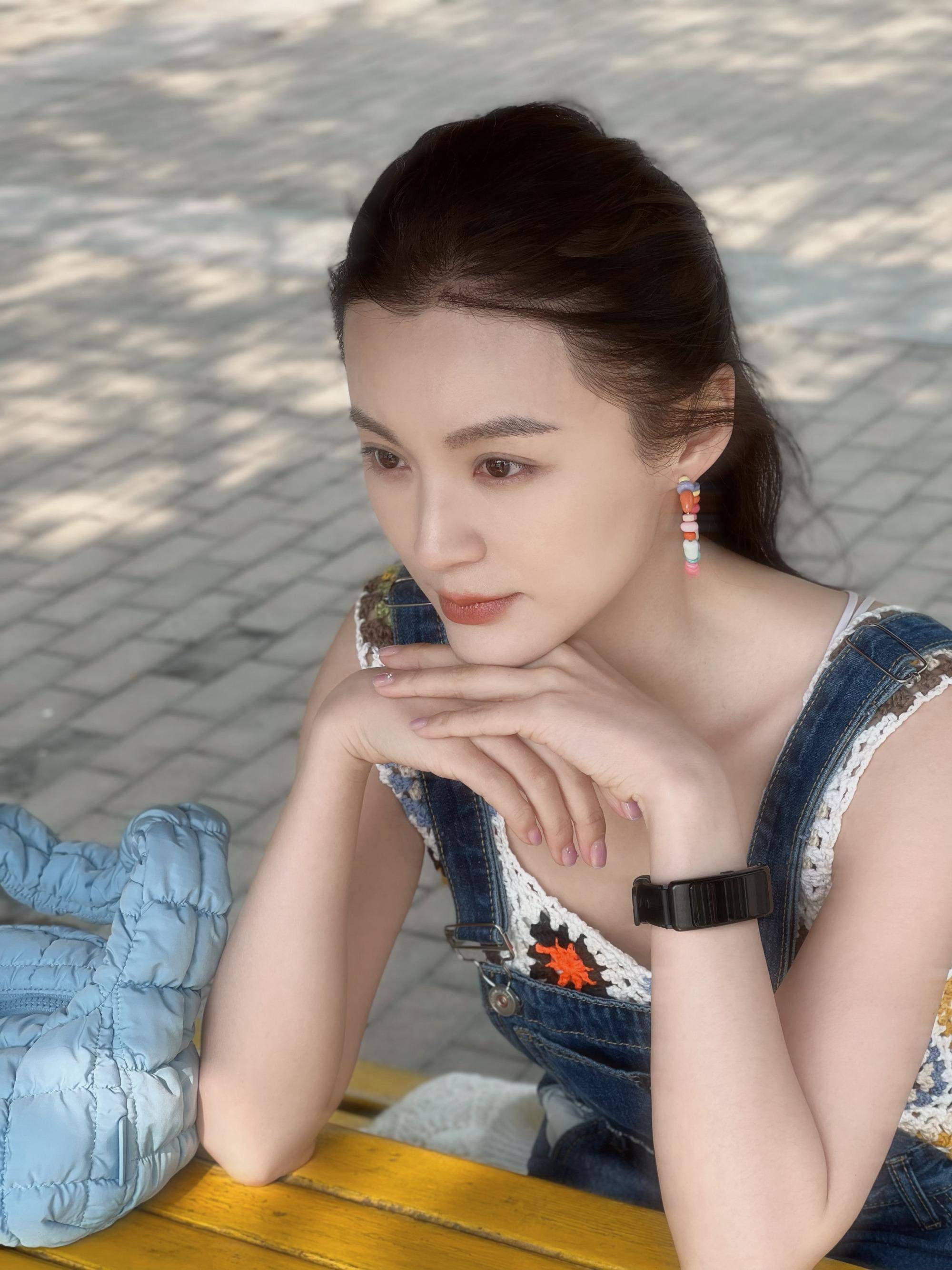 女星毛林林穿着吊带服,长发披肩,清纯如少女_短发_写真_头发