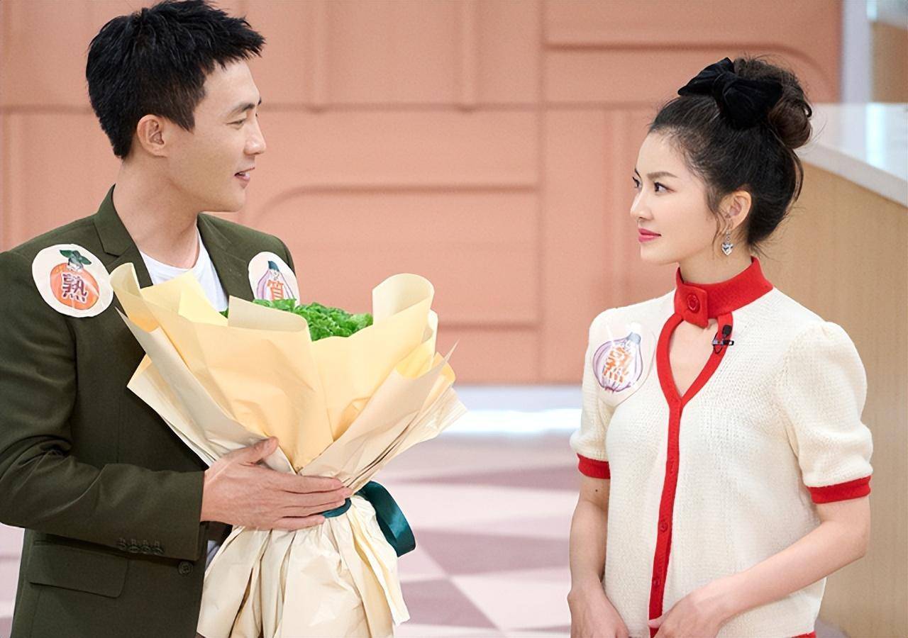 杜淳携妻女拍大片,王灿戴头纱和女儿亲吻!