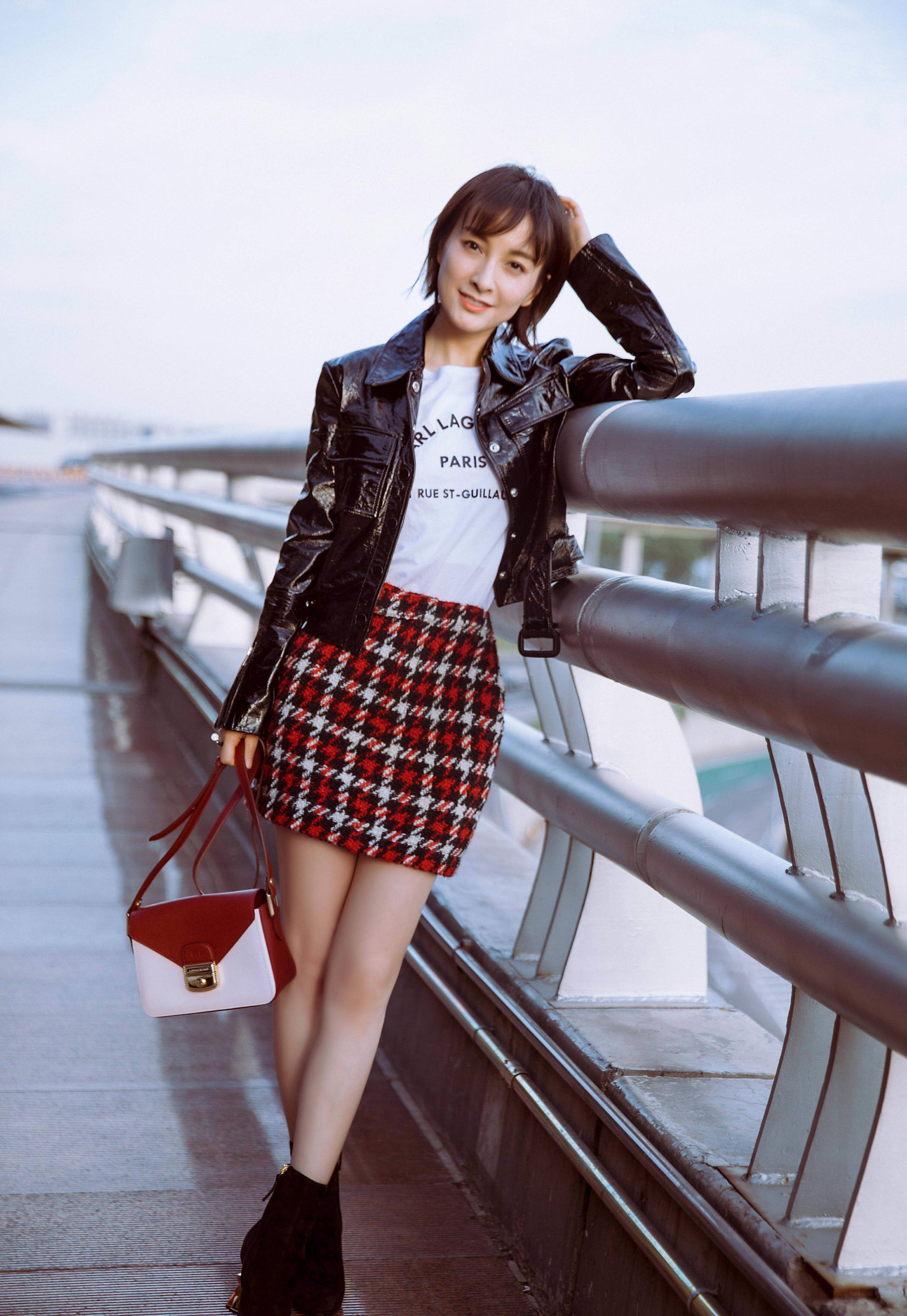 吴昕没有高级脸穿衣搭配却让人看着很舒服小短裙美回18岁