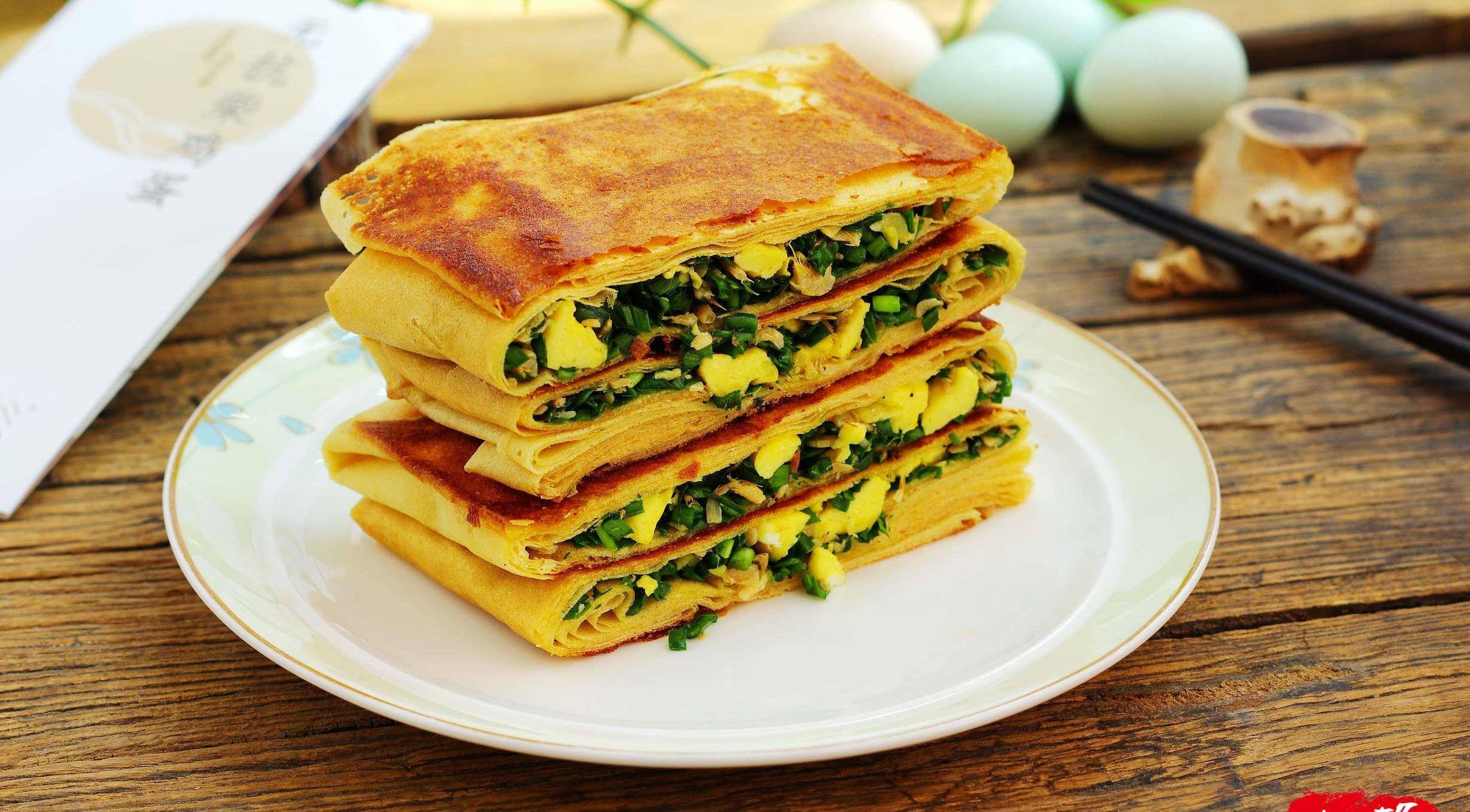 东北朋友教我做的煎饼盒子,外皮酥脆内馅儿鲜嫩,从做到吃十分钟_韭菜