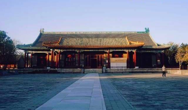 紫禁城旁的胜地，北京唯一保存的满族建筑，曾是多尔衮睿亲王府