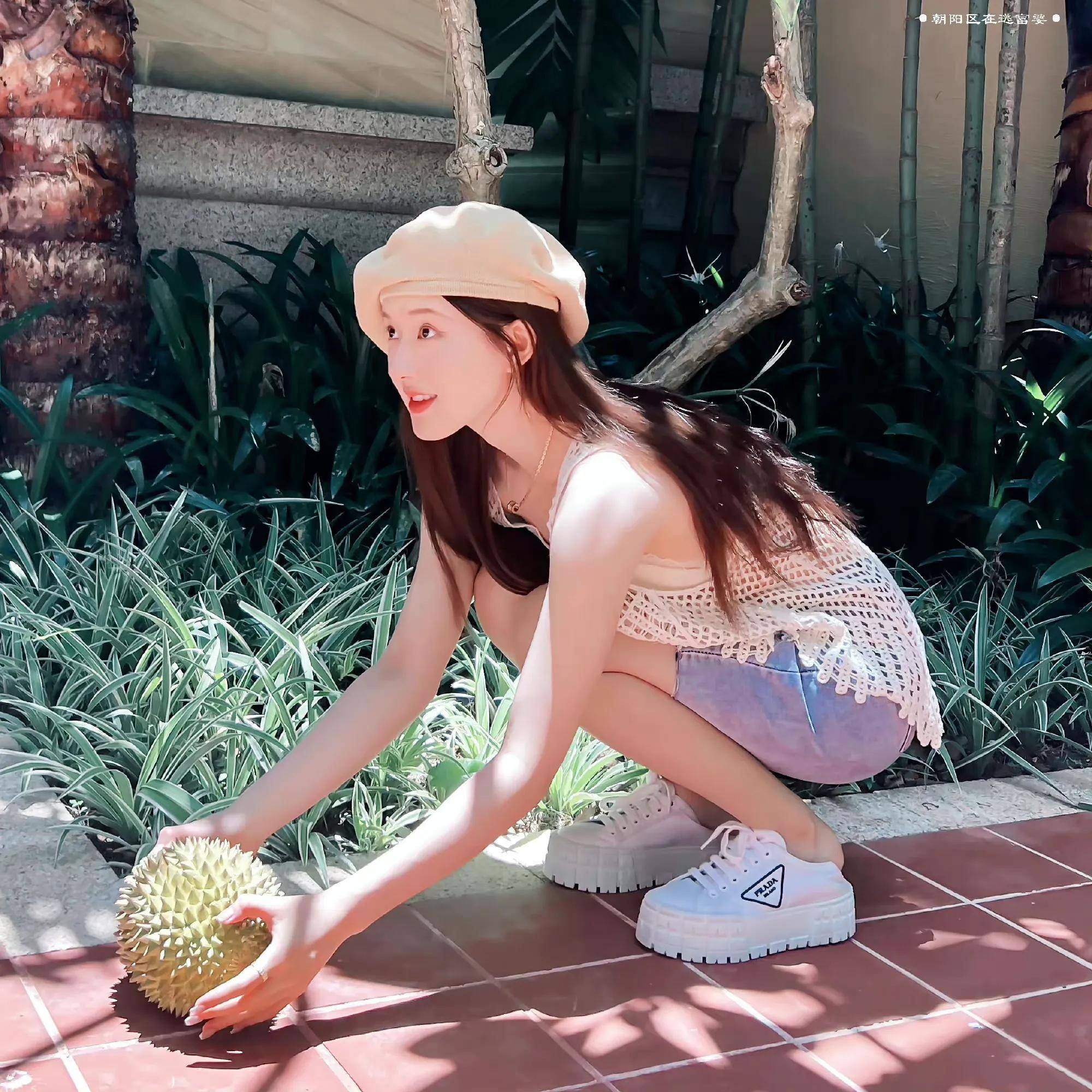 赵露思出游晒时尚照,被吐槽"大饼脸"腿短手臂粗?_样子_因为_圆脸