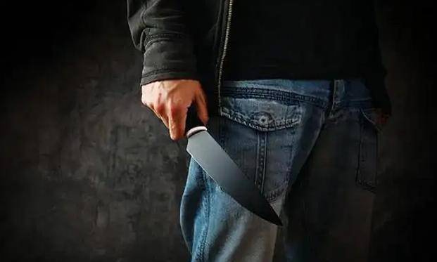 沈阳某医院附近,一男子从棉兜里突然掏出一把水果刀,周围的路人被这