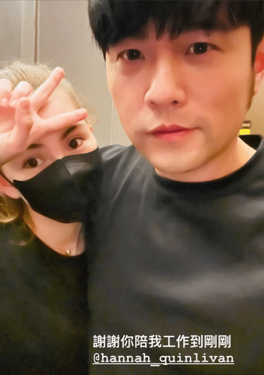 昆淩穿露腰裝陪女兒練琴,產後小腹突出但自信不減 12 943d6b500d8e4183868449819c0fb030