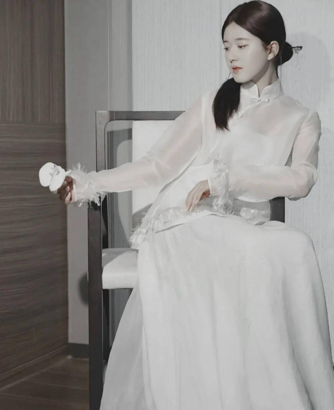 赵露思的民国国风旗袍造型,简直美的清新脱俗