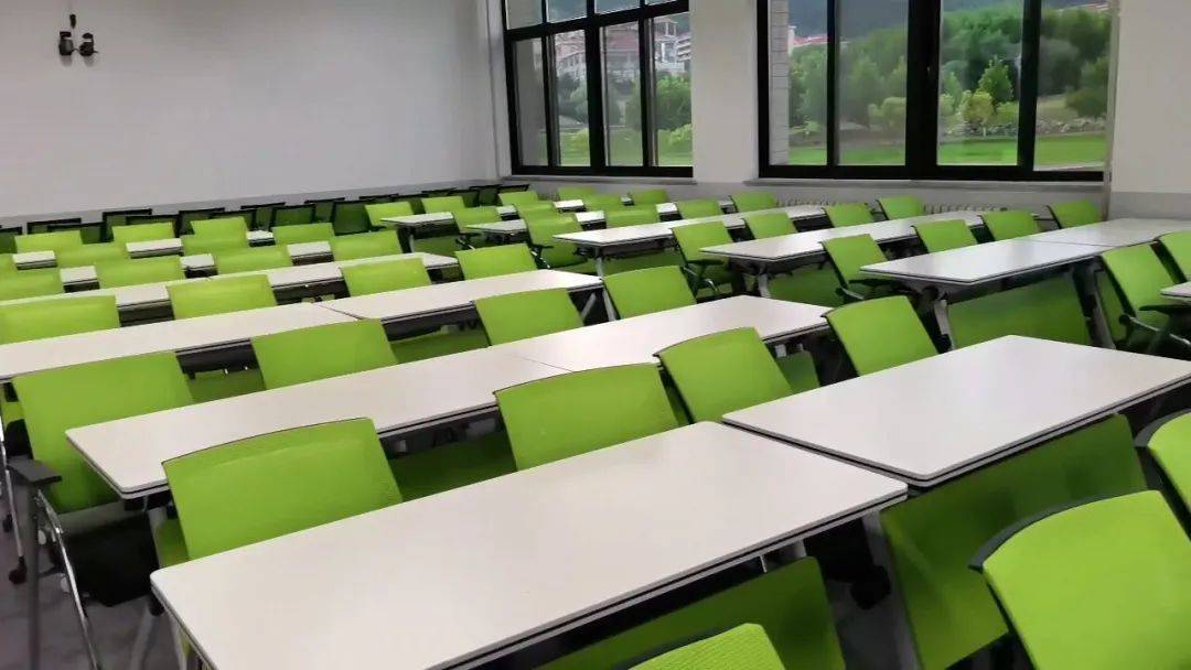 大学 绿色格子衫 教室图片