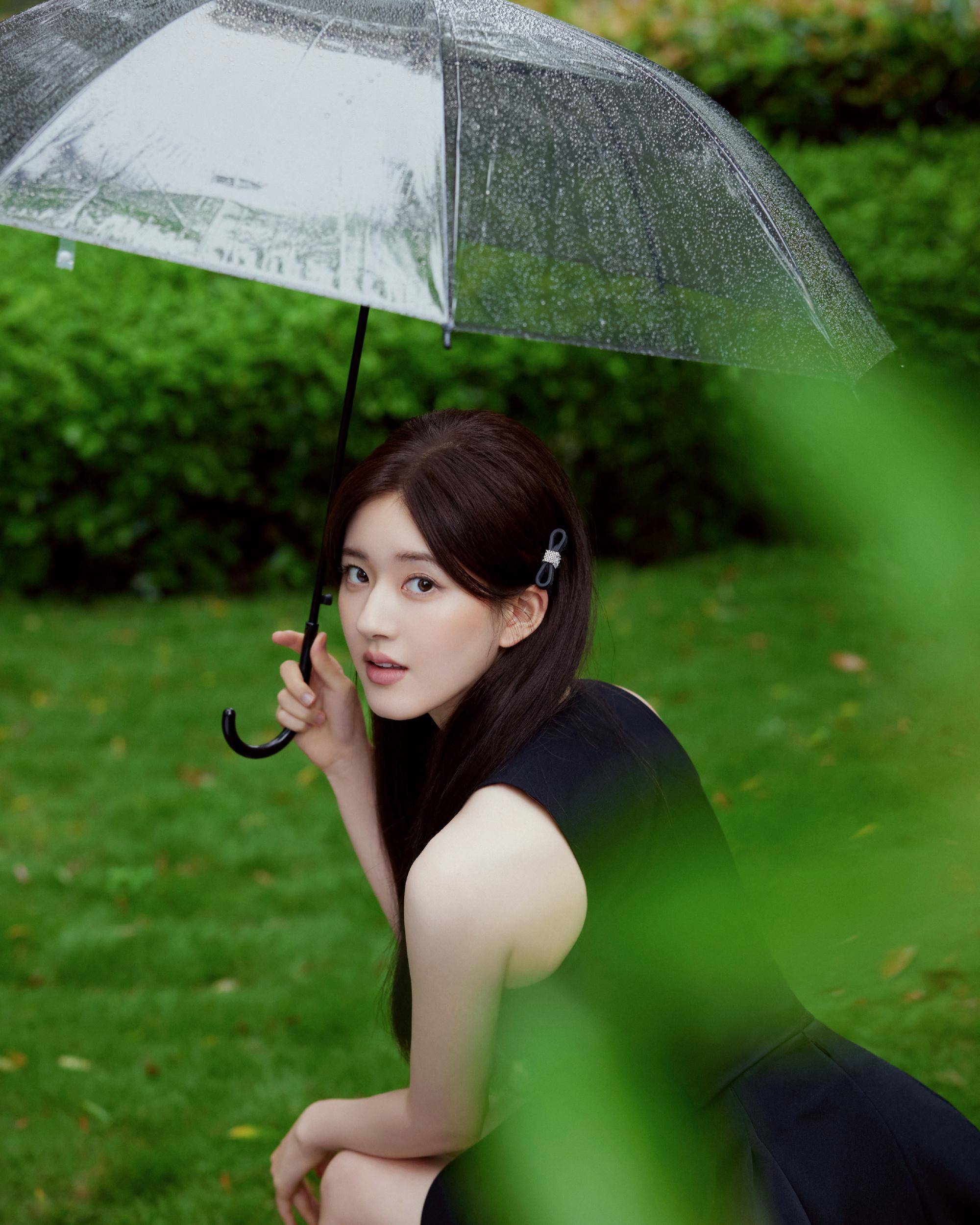 青春女星赵露思雨中大片,黑色短裙露美腿,洋溢青春气色_留言道_人气