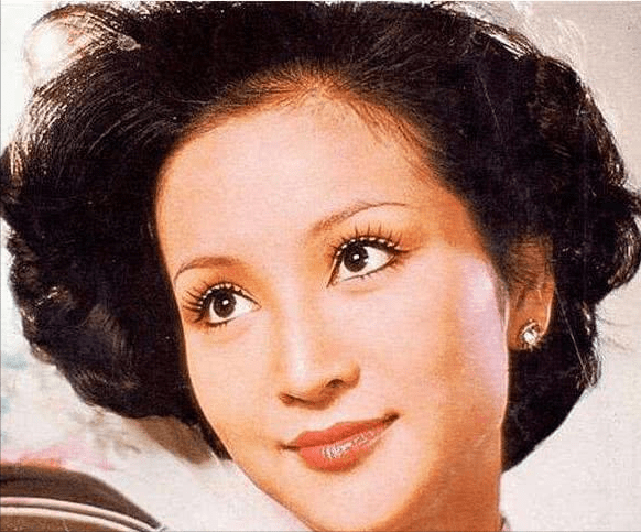 狄波拉年轻的时候就这样十几岁的狄波拉跟随歌舞团走南闯北随着年龄的