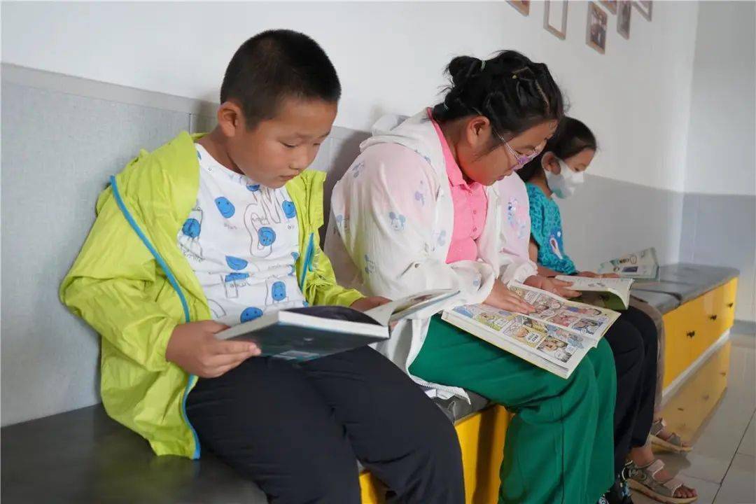 走进这里记者看到,靠墙通顶的书架上齐整摆放着海量的各类图书,书架的
