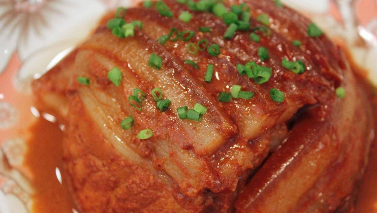 制作糟肉时,要十分注重选材,一般都会用品质较好的五花肉,通过炖煮