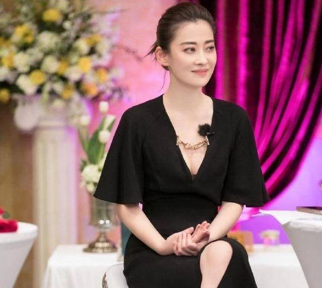 45岁梅婷与董卿同穿蓝色连衣裙,身材不相上下,气质却差了太多_款式