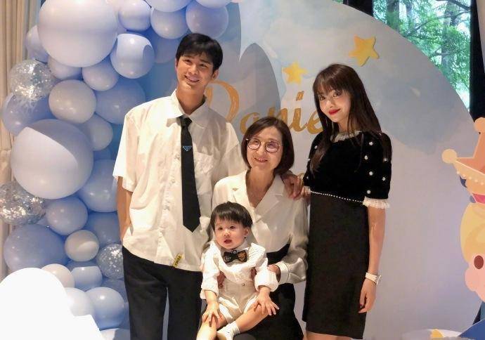 麦迪娜晒儿子正脸照,姜丹尼尔的小嘴太像妈妈了,一家人颜值超高_姜潮