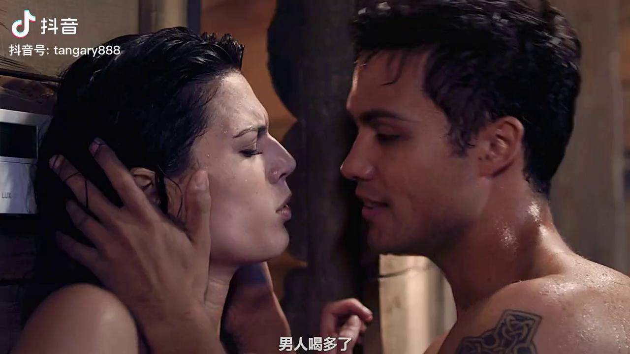 二男一女被困120度桑拿房内,皆因他们有一个猪队友 华氏247 电影解说