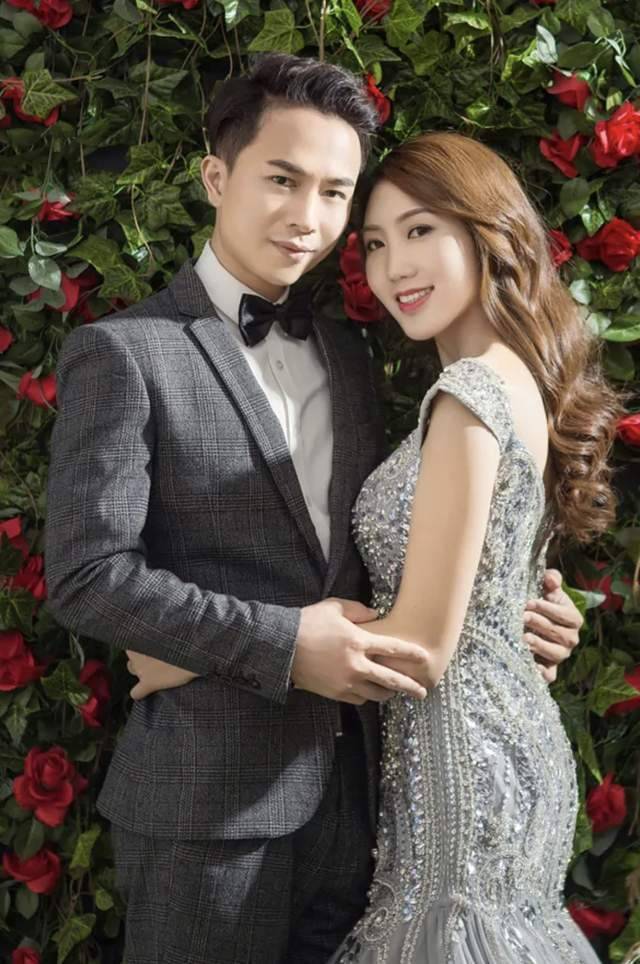 37岁歌手欢子现身简陋商演,紧皱眉头再唱成名曲,台