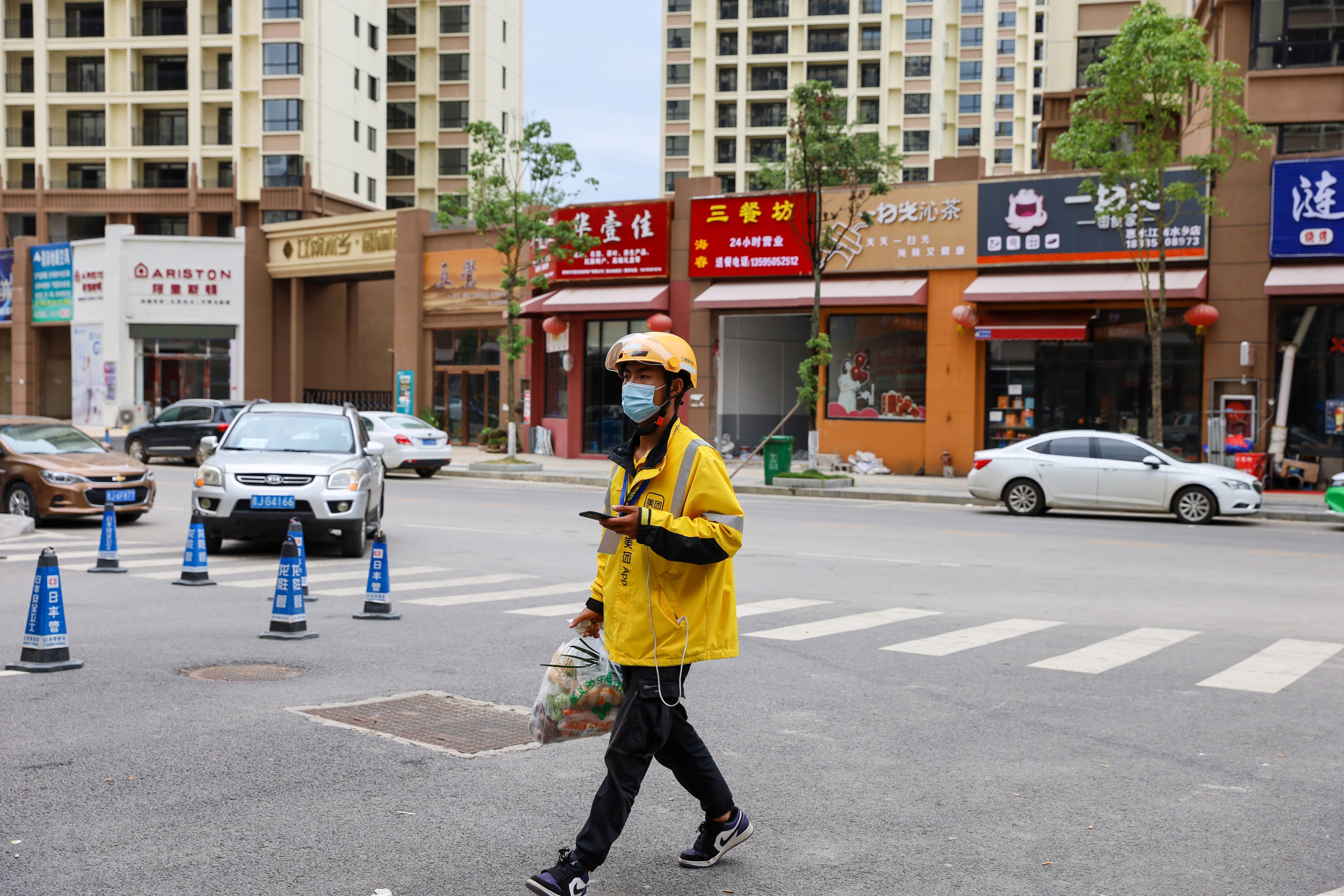 疫情期间外卖小哥图片