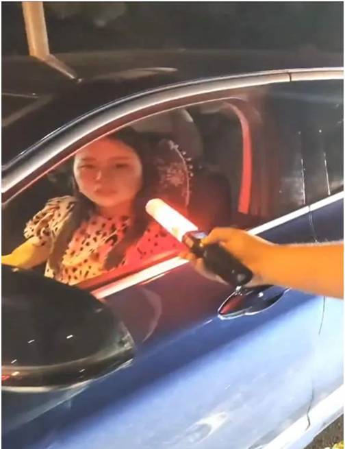宝马女司机疑酒驾撞人拖行 交警怒斥_宝马女司机疑酒驾撞人后托行