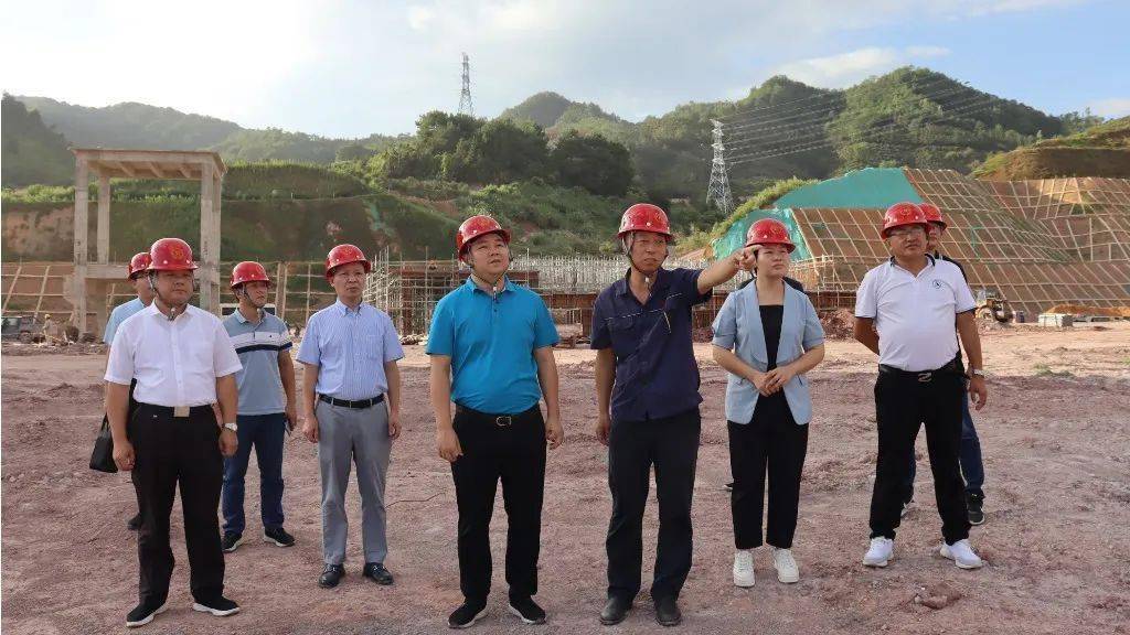 9月2日,漳平市委书记马桂秋带领相关部门调研龙钢项目,深入一线现场