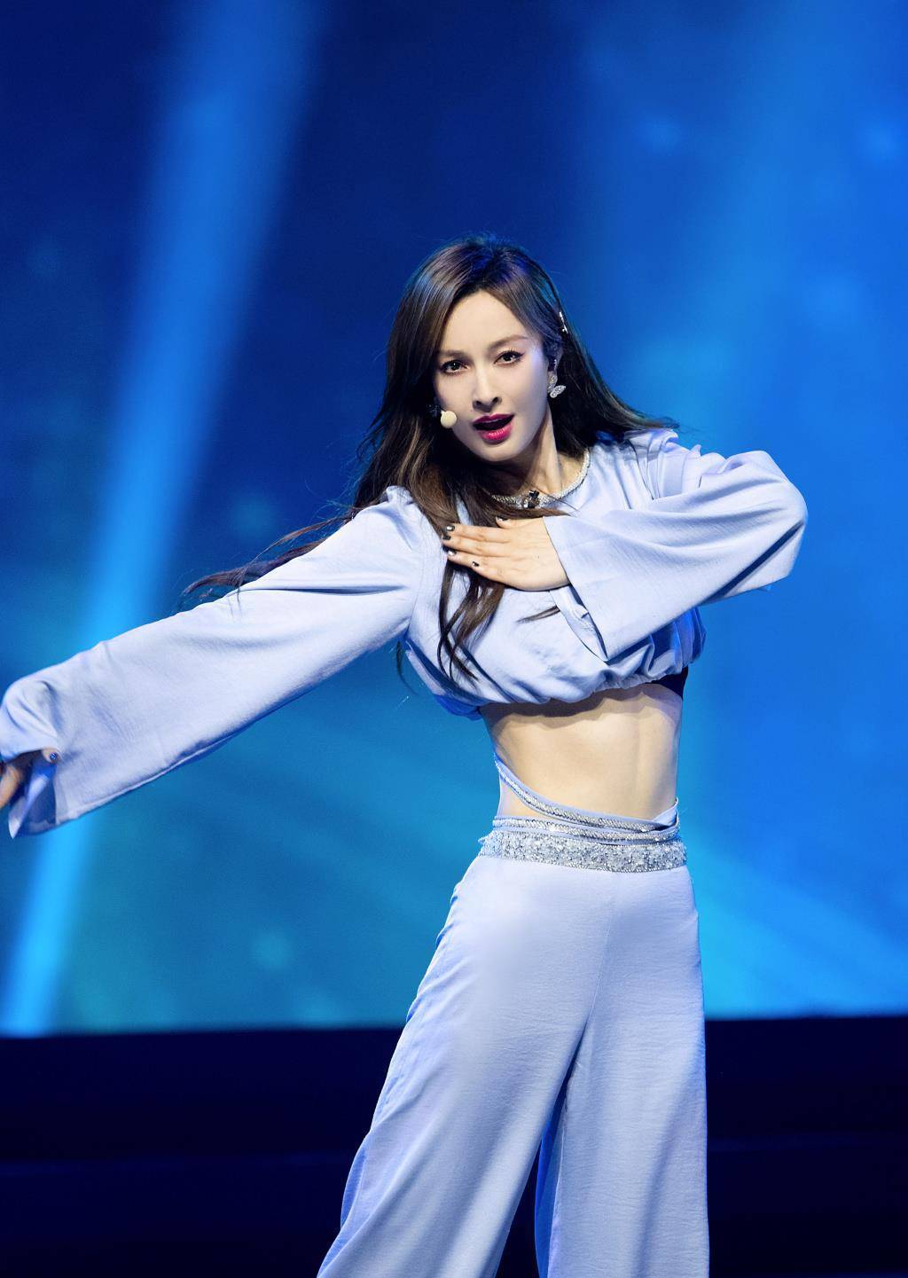 37岁吴昕真是让人惊艳,穿蓝色丝绸露脐套装,小秀马甲线好迷人_舞台_穿