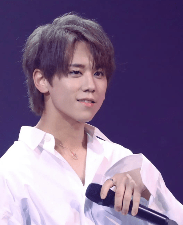 21岁的男歌手姜涛,曾于2018年在香港viutv的歌唱选秀节目《good night