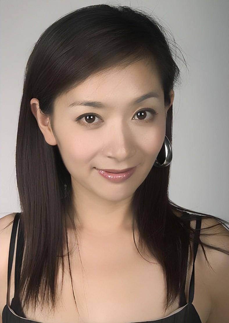 年少成名的著名主持人王芳,依然全身心投入工作,当了妈妈之后,她变成