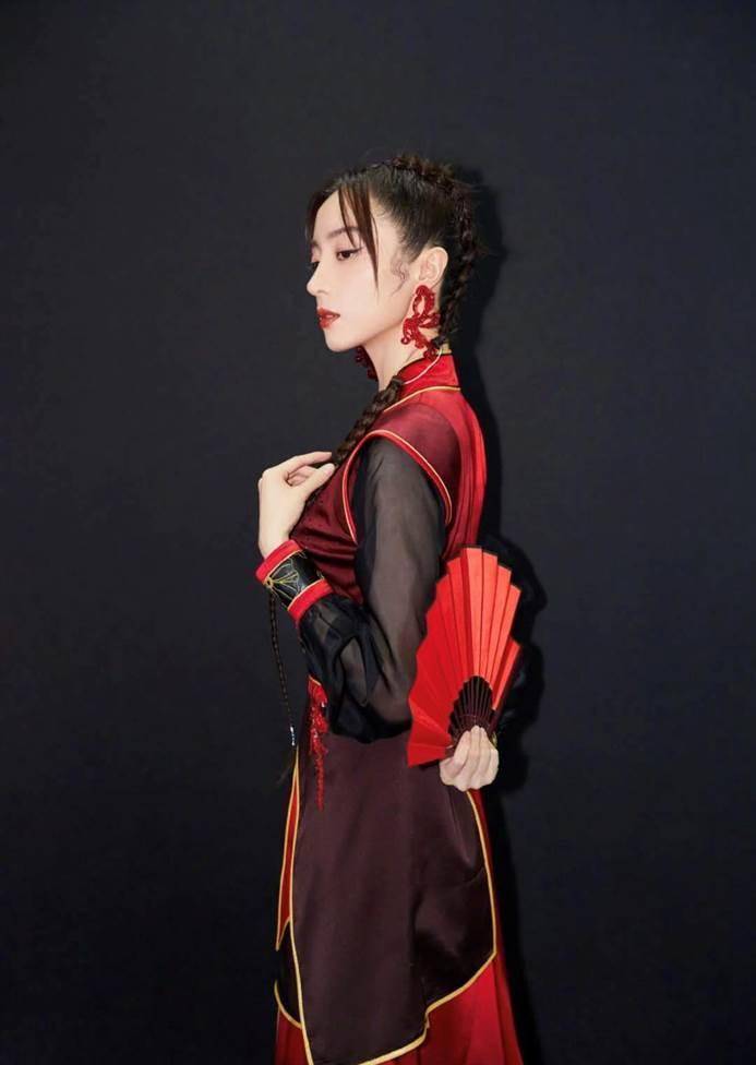 胡冰卿身穿暗红色短裙,在舞台上劲歌热舞,完美诠释"中国风"_套装_裙装