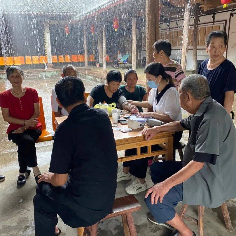 新桥医生台风天送医上门暖人心_励光梅_东溪村_象山县